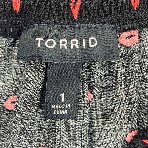 Torrid Lips Kisses Print Challis Skater Skirt 1X - Picture 5 of 10
